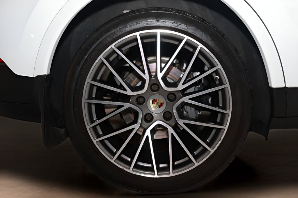 Used 2021 Porsche Cayenne S w/ Premium Package Plus image 32