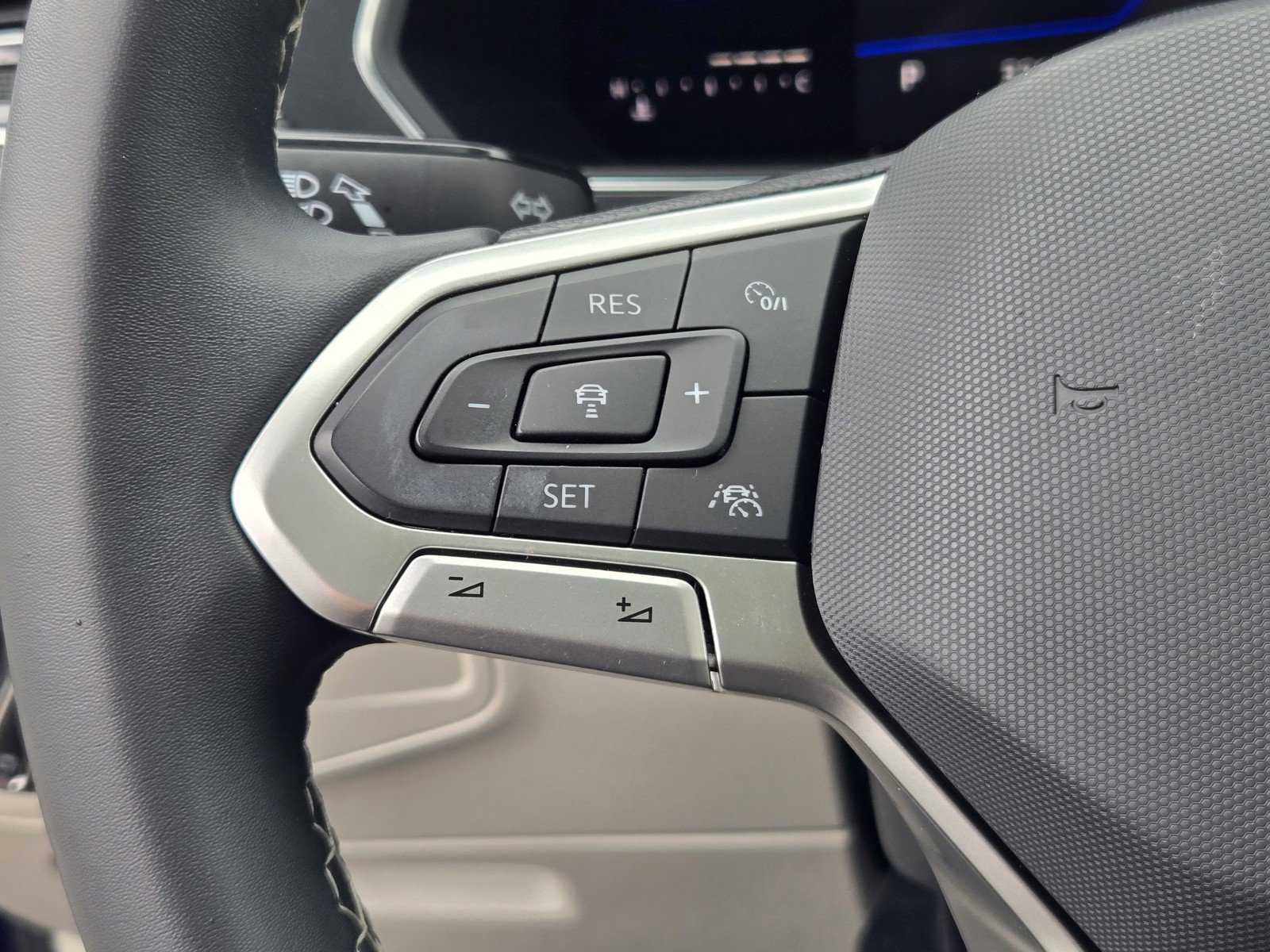 Used 2022 Volkswagen Tiguan SE w/ Panoramic Sunroof Package image 25