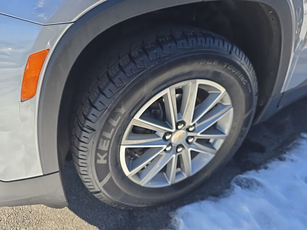 Used 2023 Chevrolet Traverse LT image 2