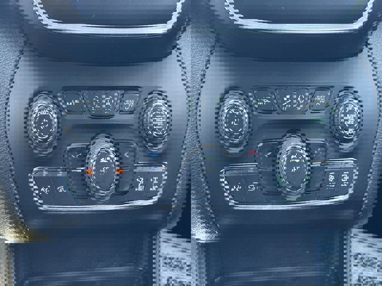 Used 2019 Jeep Cherokee Latitude w/ Popular Appearance Group image 29