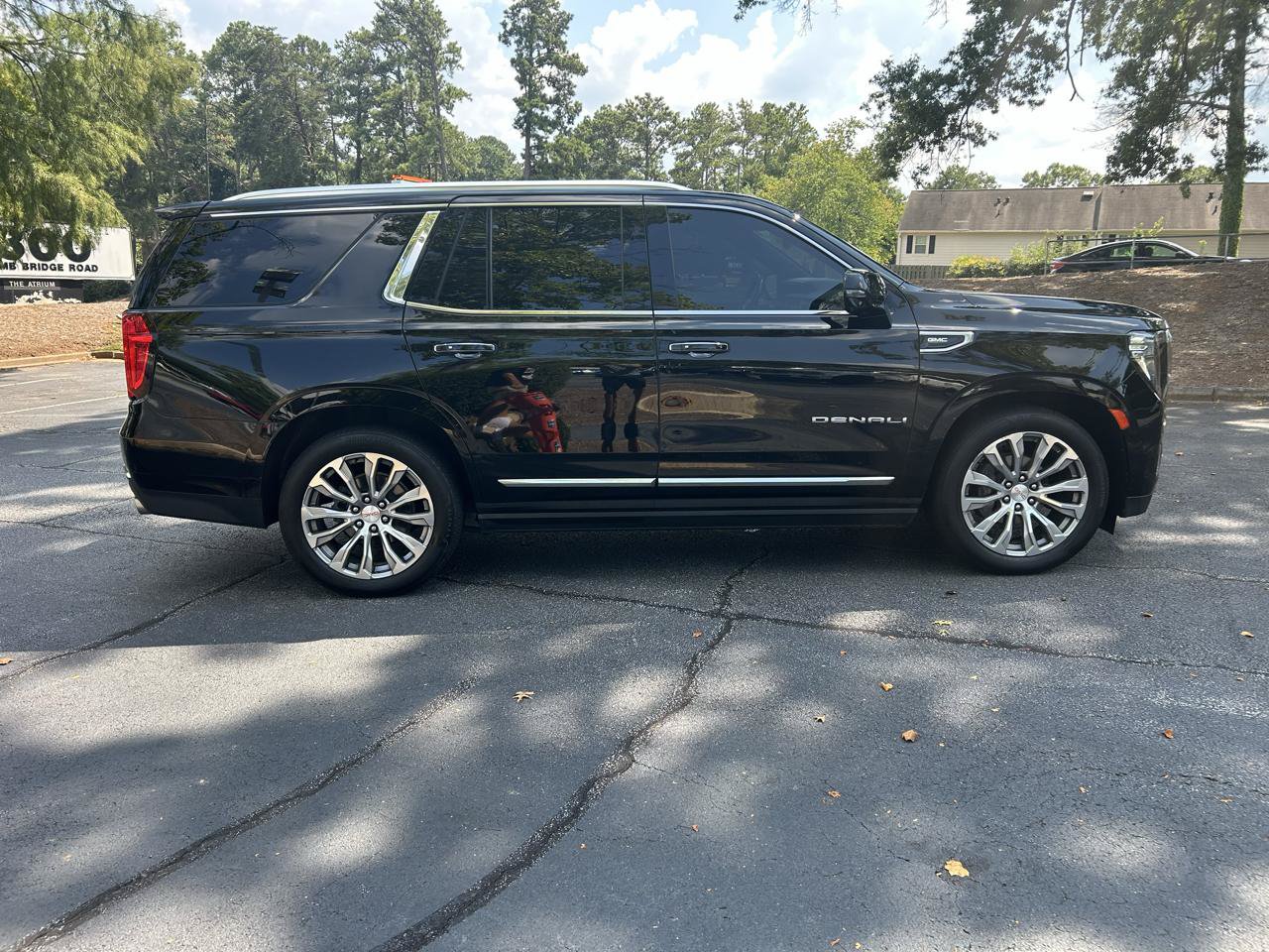 Used 2022 GMC Yukon Denali w/ Denali Premium Package AWD/4WD image 6
