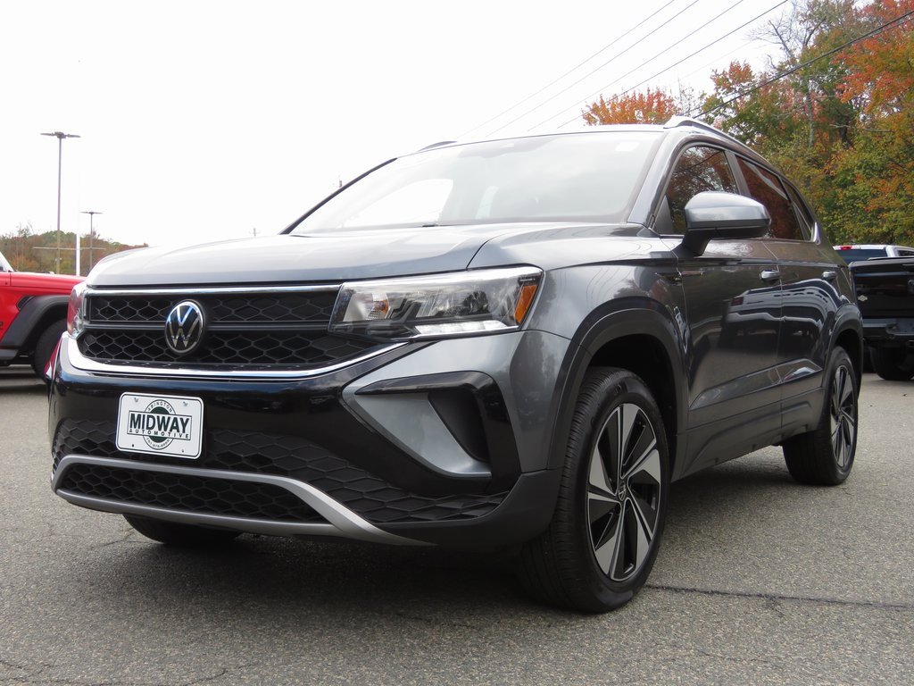 Used 2024 Volkswagen Taos SE w/ Panoramic Sunroof Package image 2