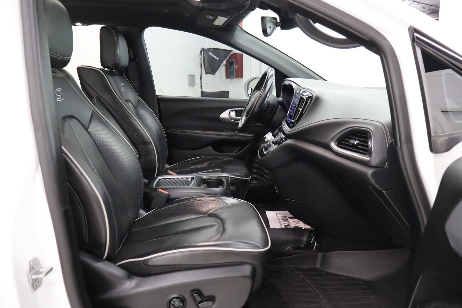 Used 2019 Chrysler Pacifica Limited w/ Advanced Safetytec Group FWD image 25