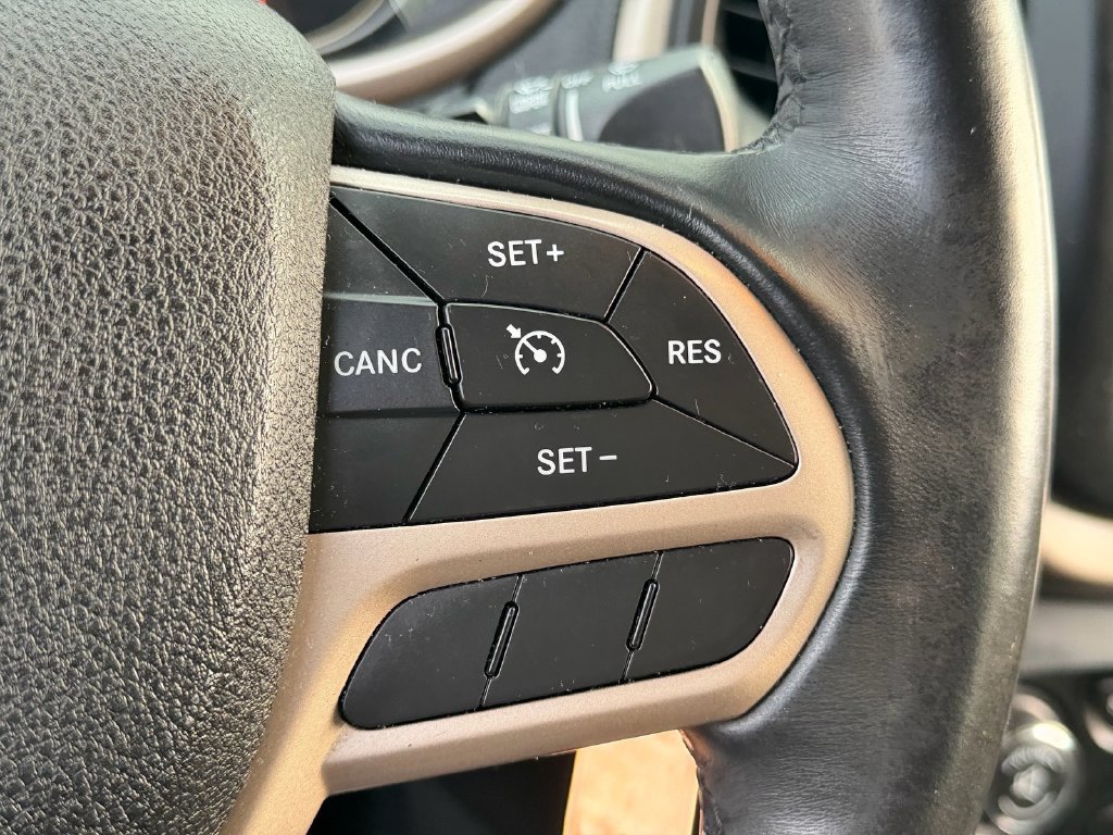 Used 2017 Jeep Cherokee Latitude w/ Cold Weather Group AWD/4WD image 22