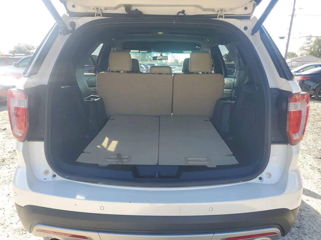 Used 2017 Ford Explorer XLT w/ Equipment Group 202A image 8