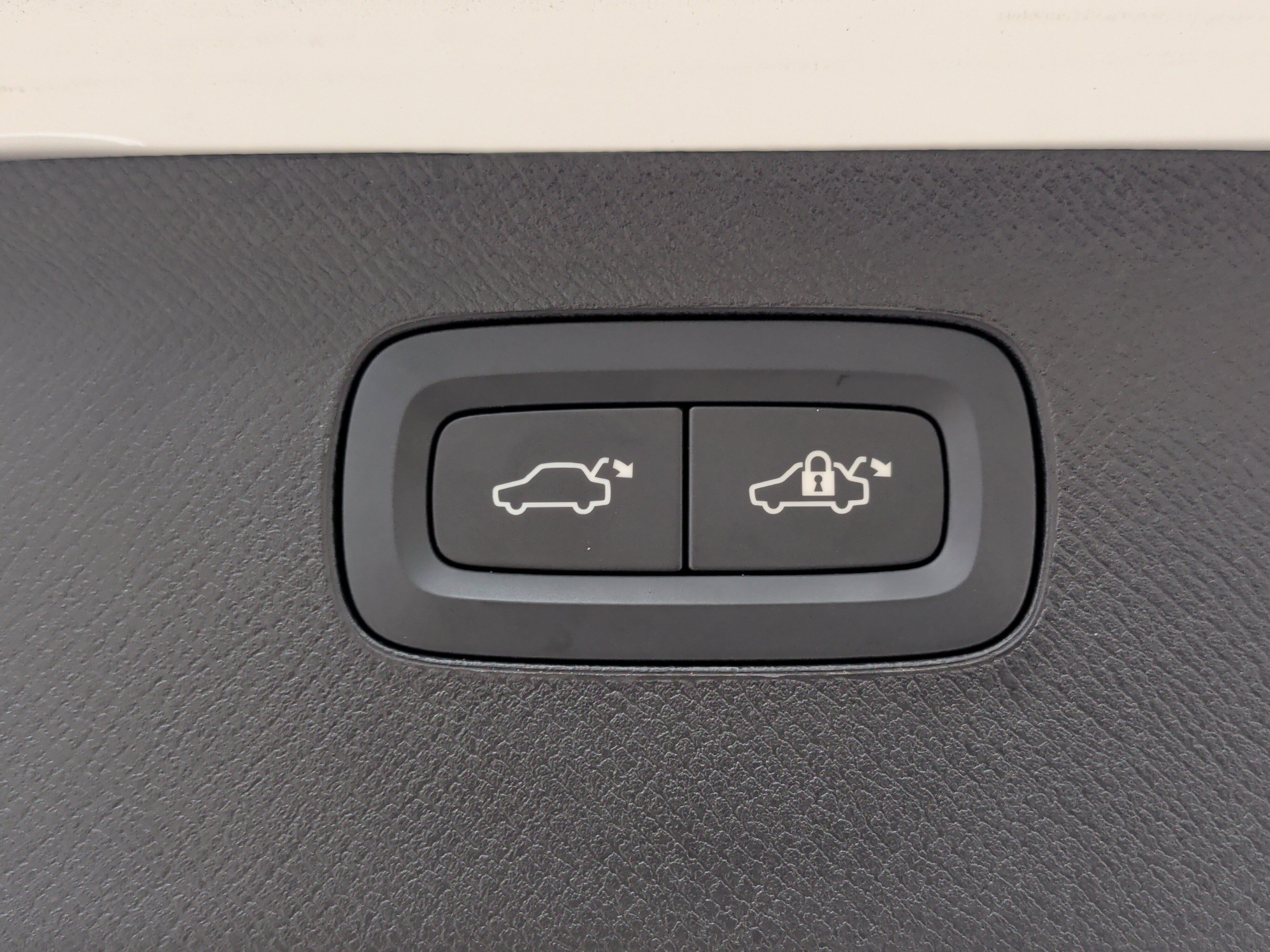 Used 2025 Volvo XC90 B6 Plus image 33