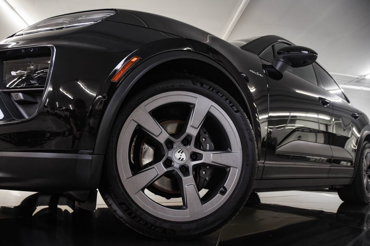 Certified 2025 Porsche Macan Electric image 12