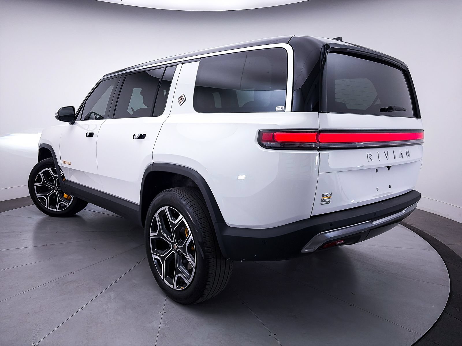 Used 2024 Rivian R1S Adventure AWD/4WD image 2