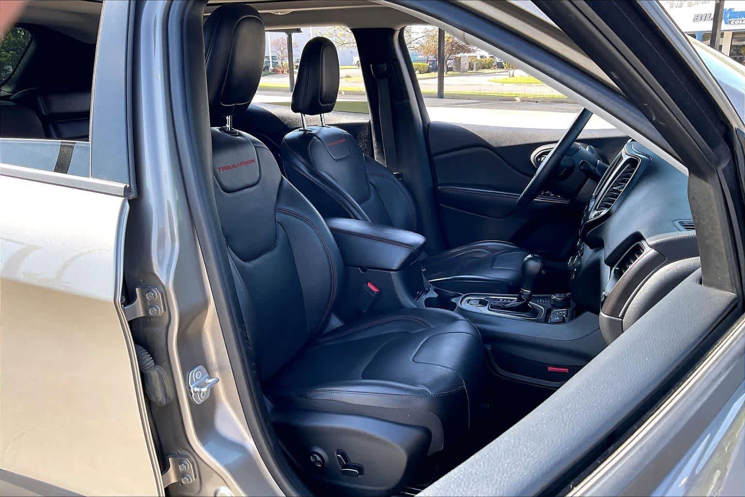 Used 2019 Jeep Cherokee Trailhawk image 9