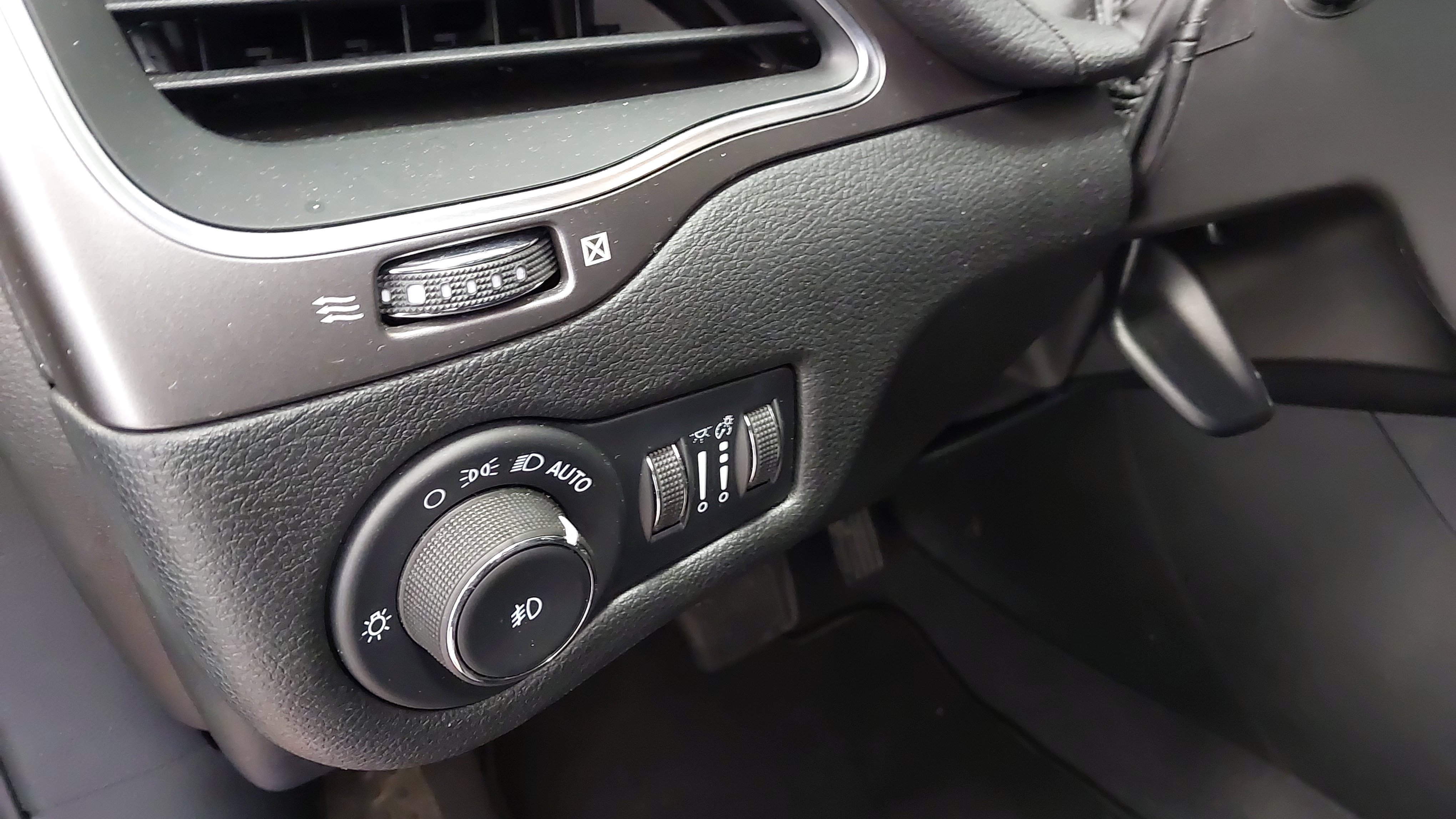 Used 2022 Jeep Cherokee Latitude Lux AWD/4WD image 23