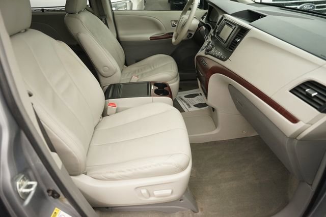 Used 2013 Toyota Sienna XLE w/ Entertainment Pkg FWD image 20