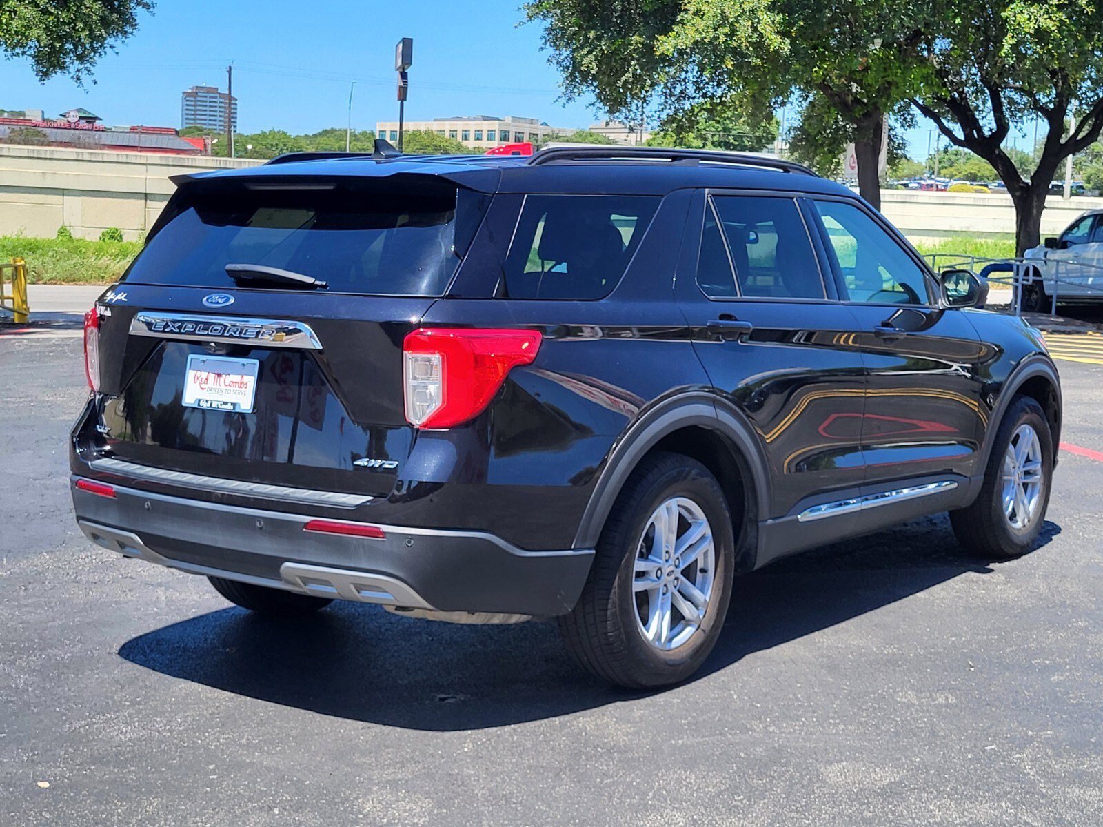 Used 2022 Ford Explorer XLT w/ Equipment Group 202A AWD/4WD image 4