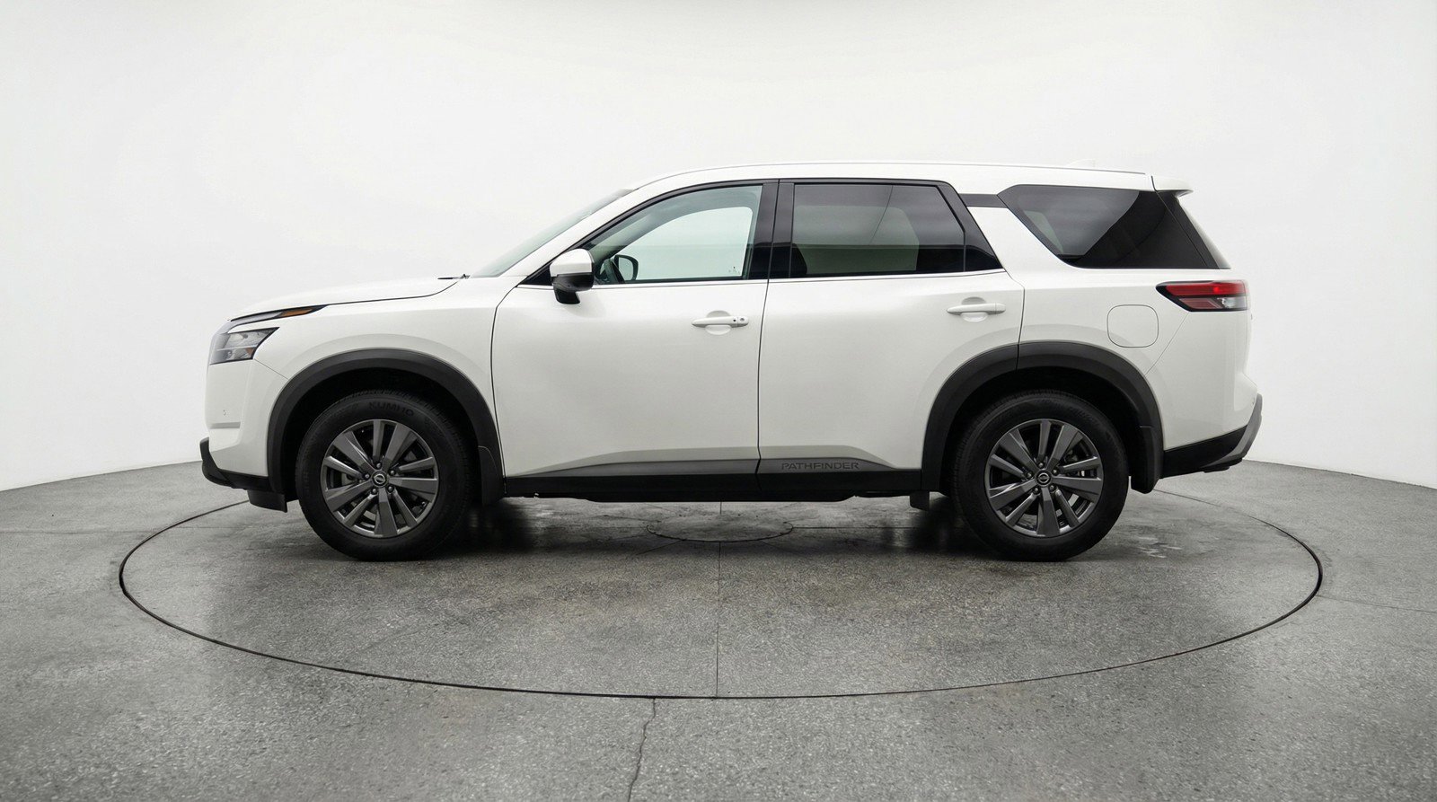 Used 2025 Nissan Pathfinder SV image 5