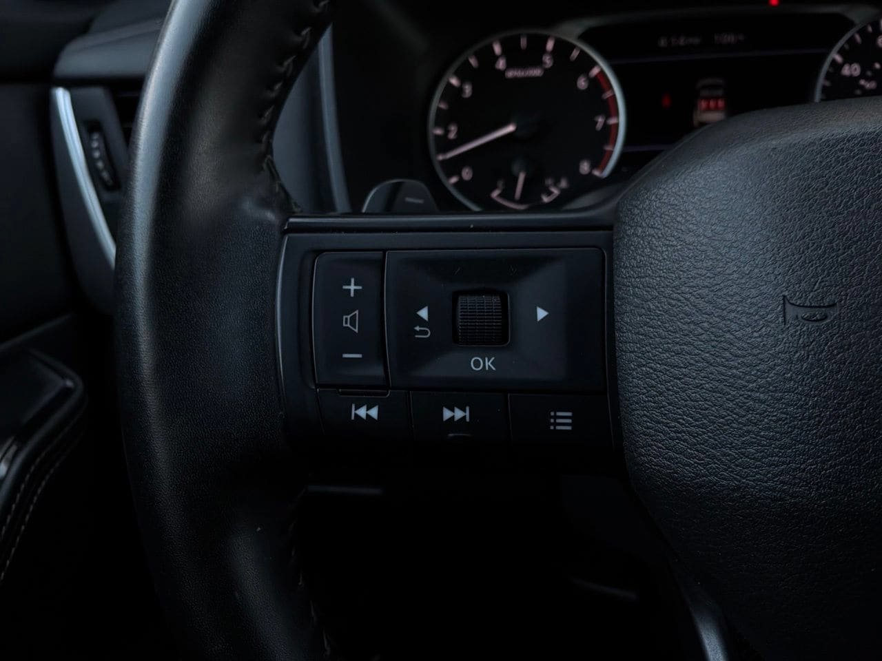 Used 2025 Nissan Rogue SV FWD image 34