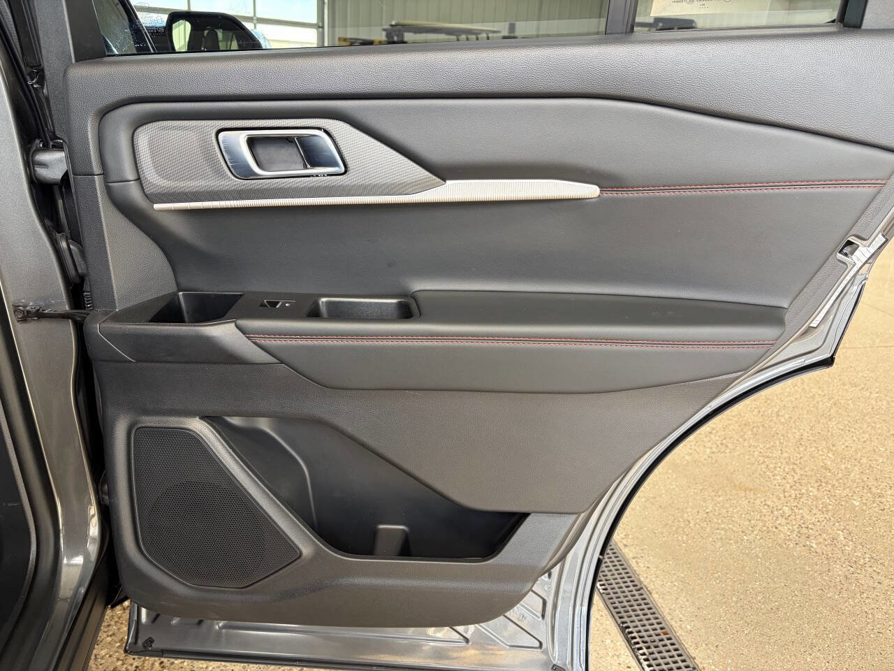 Used 2025 Ford Explorer ST-Line w/ ST-Line Street Pack image 34