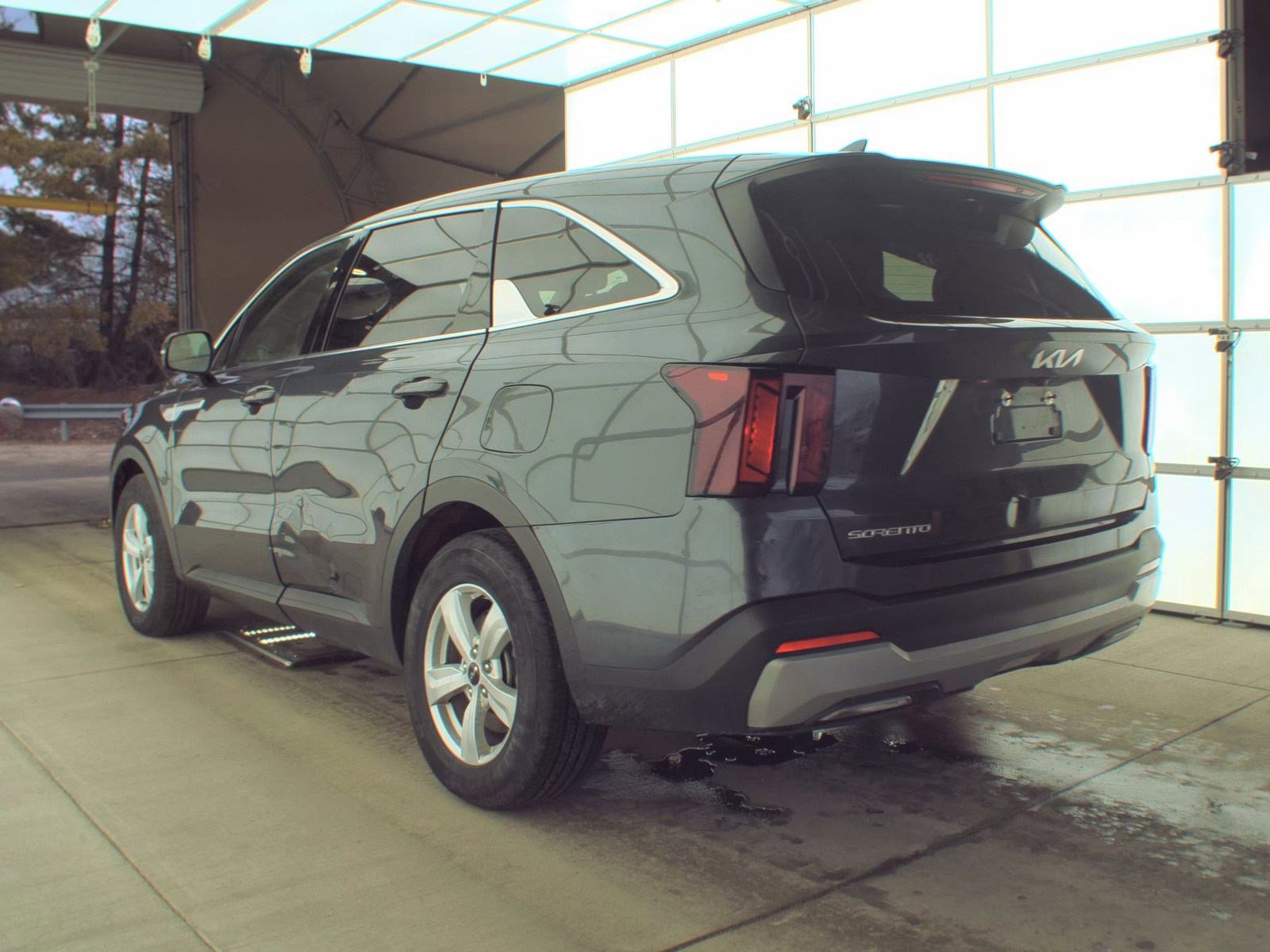 Used 2024 Kia Sorento LX image 4