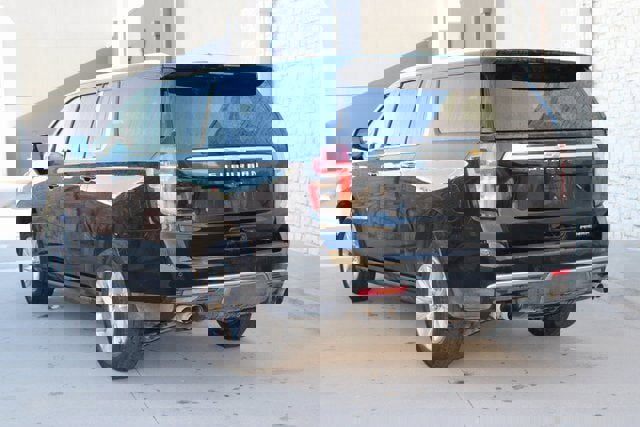 Used 2023 Chevrolet Suburban Premier image 3