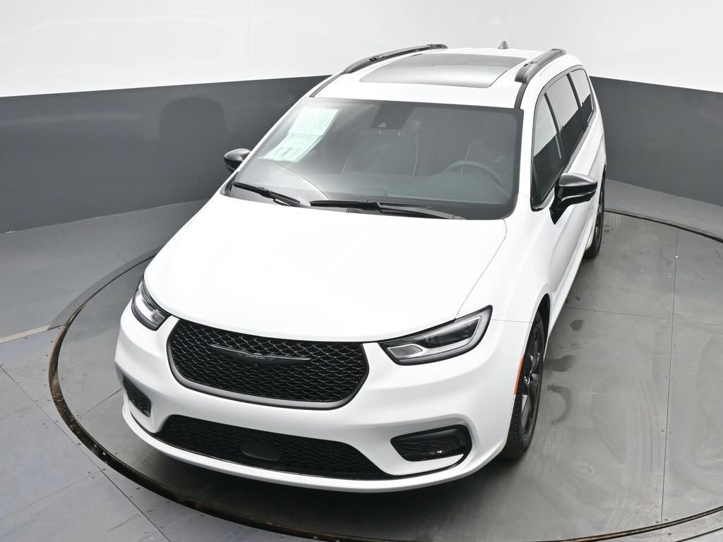 Used 2025 Chrysler Pacifica Limited image 36