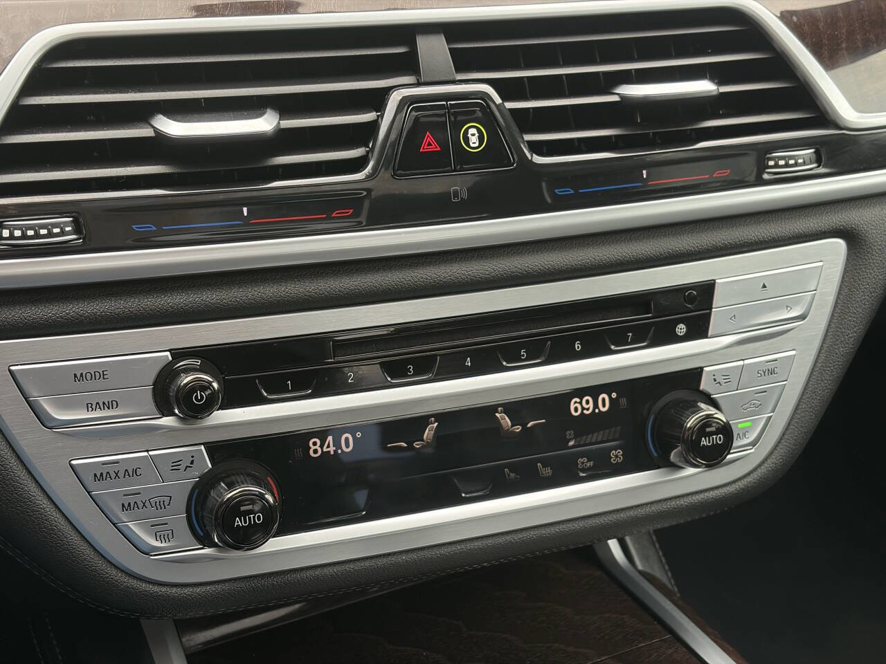 Used 2017 BMW 750i xDrive image 38