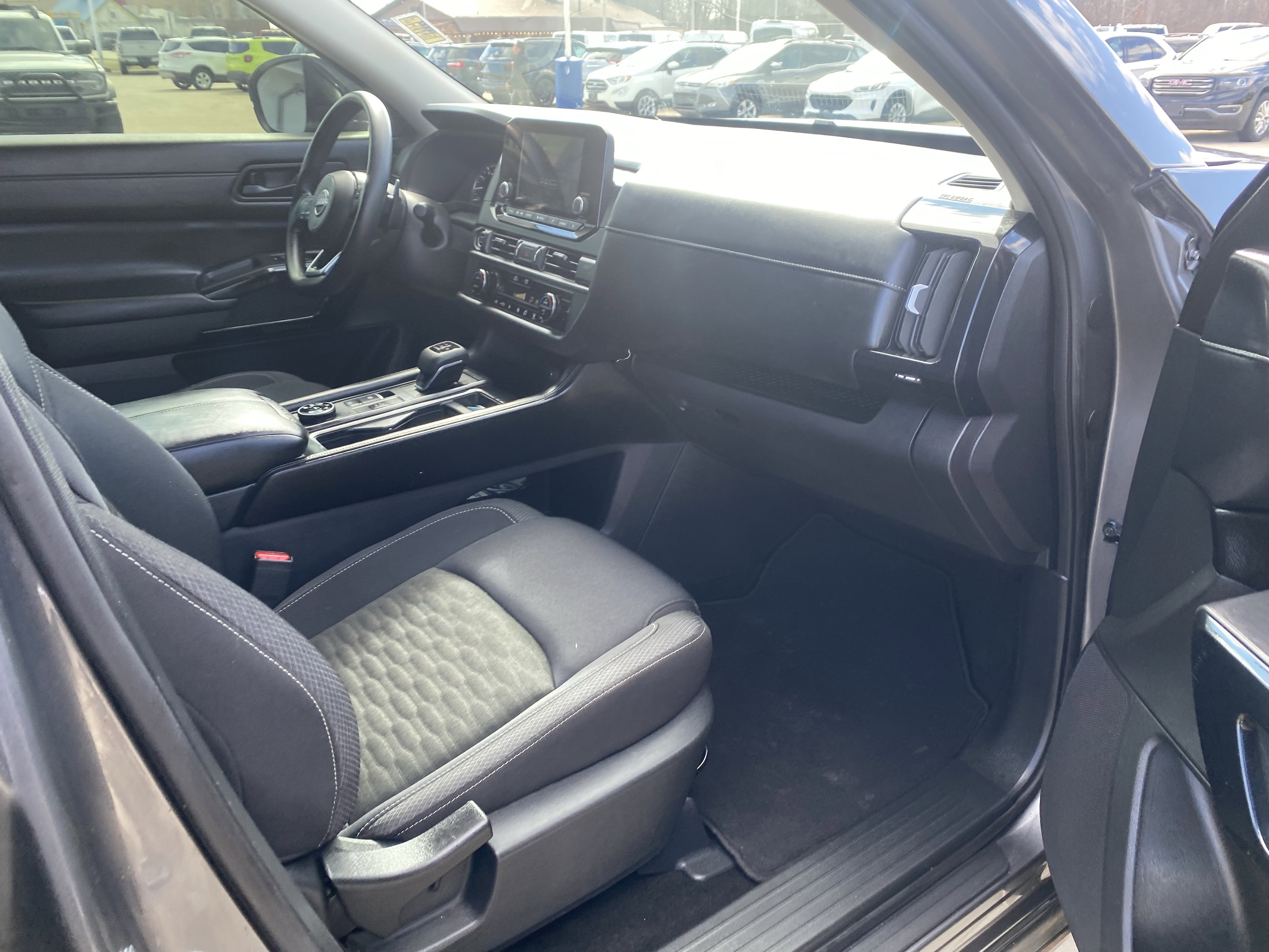 Used 2024 Nissan Pathfinder S image 11