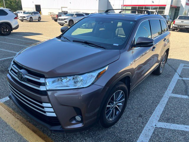 Used 2017 Toyota Highlander XLE AWD/4WD image 3