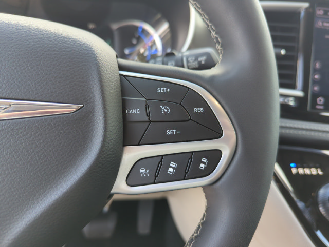 Used 2024 Chrysler Pacifica Limited FWD image 43