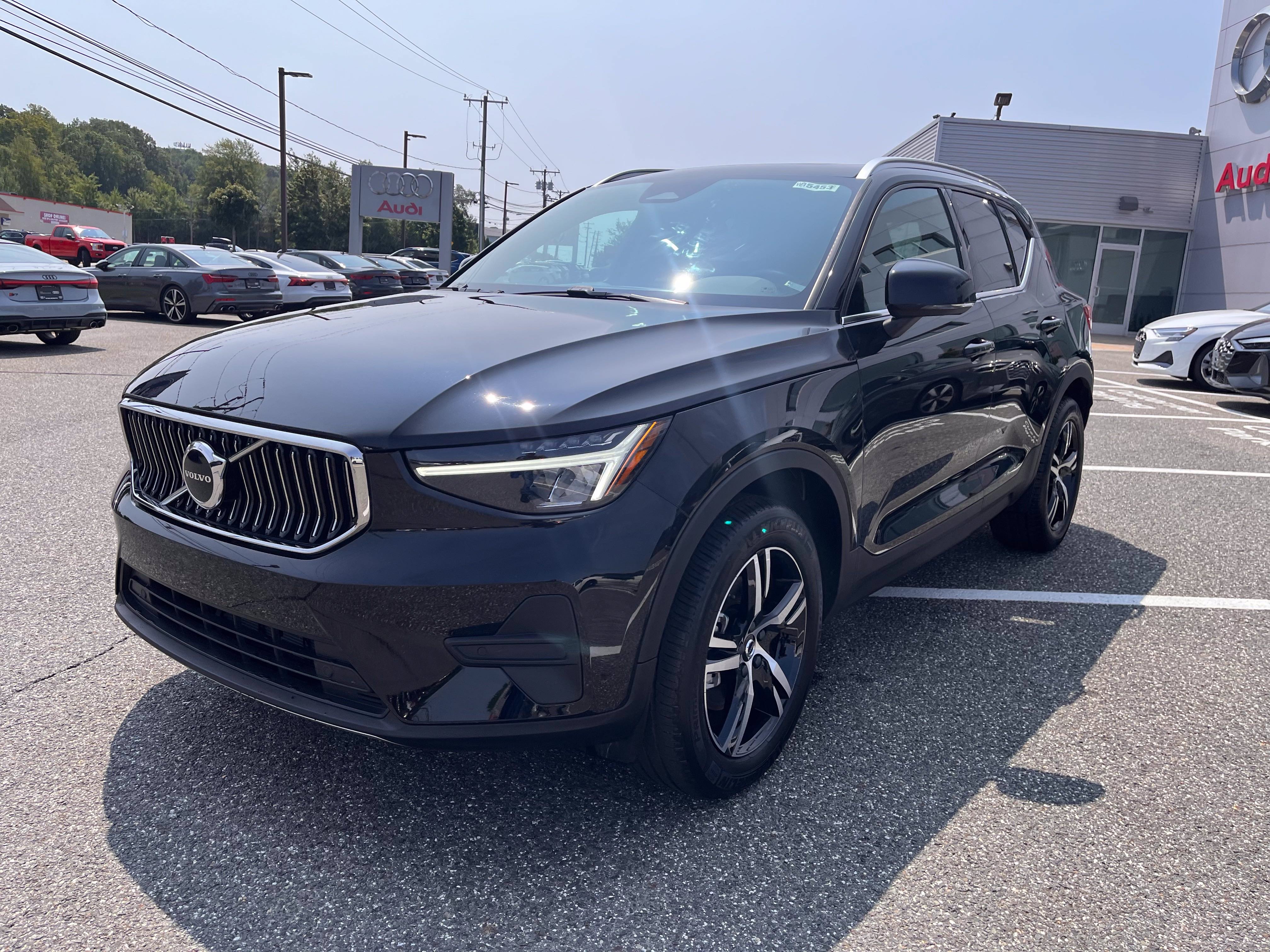 Certified 2025 Volvo XC40 B5 Core AWD/4WD image 3