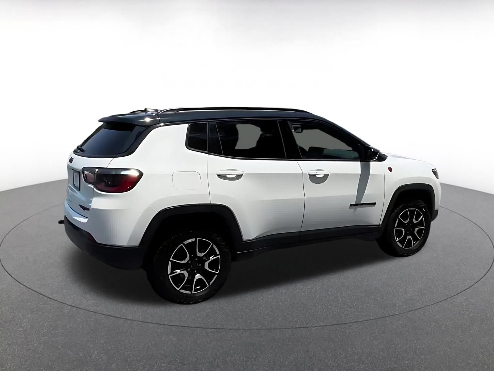 Used 2025 Jeep Compass Trailhawk AWD/4WD image 14