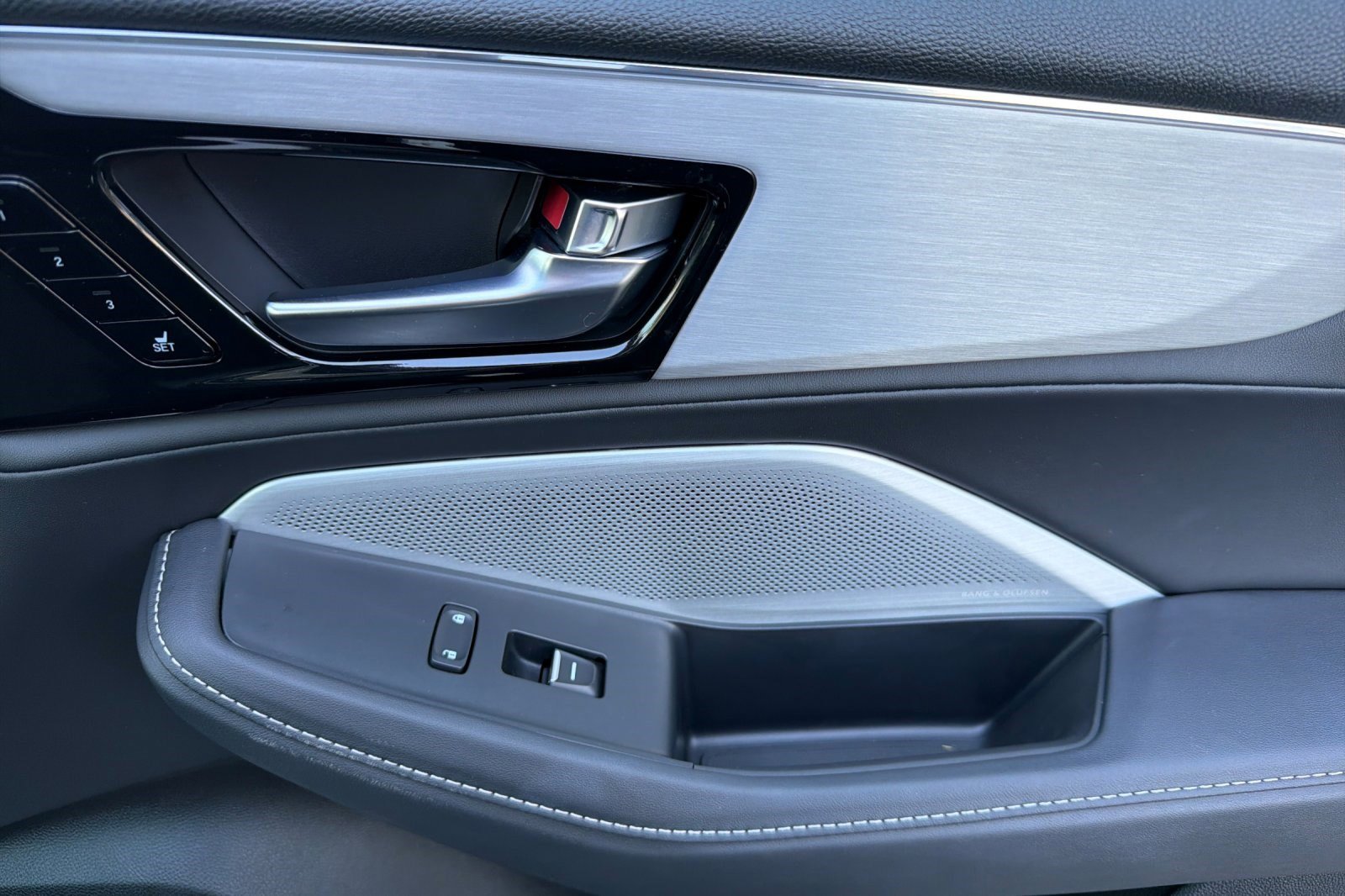 Certified 2025 Acura MDX SH-AWD w/ Technology Package image 23