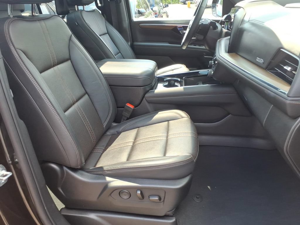 Used 2025 Chevrolet Tahoe High Country AWD/4WD image 15