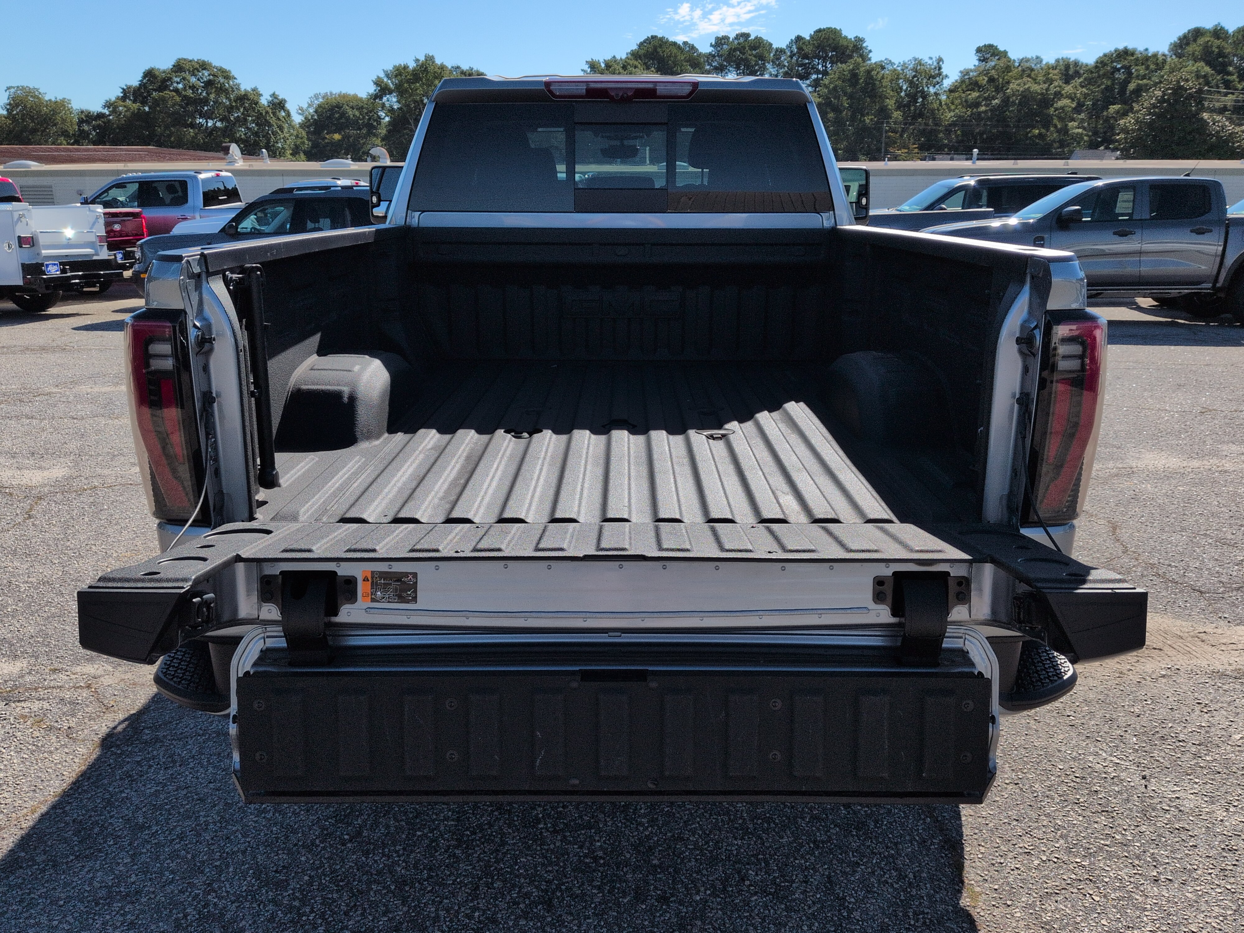 Used 2025 GMC Sierra 2500 AT4 w/ AT4 Premium Plus Package AWD/4WD image 11