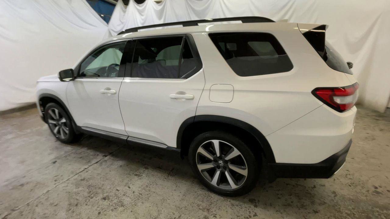 Used 2023 Honda Pilot Touring image 6