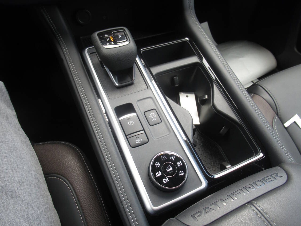 Used 2025 Nissan Pathfinder Platinum AWD/4WD image 23