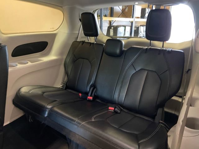 Certified 2024 Chrysler Pacifica Touring-L image 27
