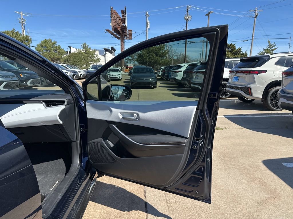 Used 2025 Toyota Corolla SE w/ SE Premium Package image 18