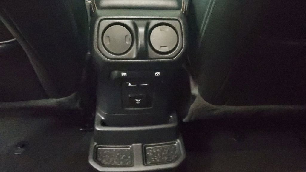 Used 2022 Jeep Wrangler Unlimited Sahara image 12