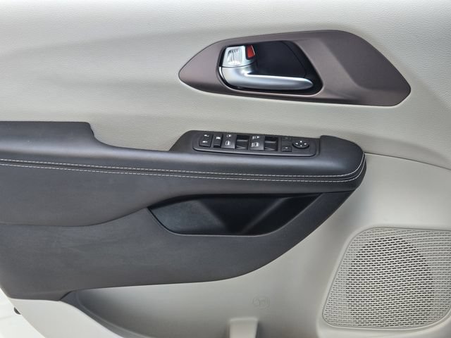 Certified 2023 Chrysler Voyager LX FWD image 23