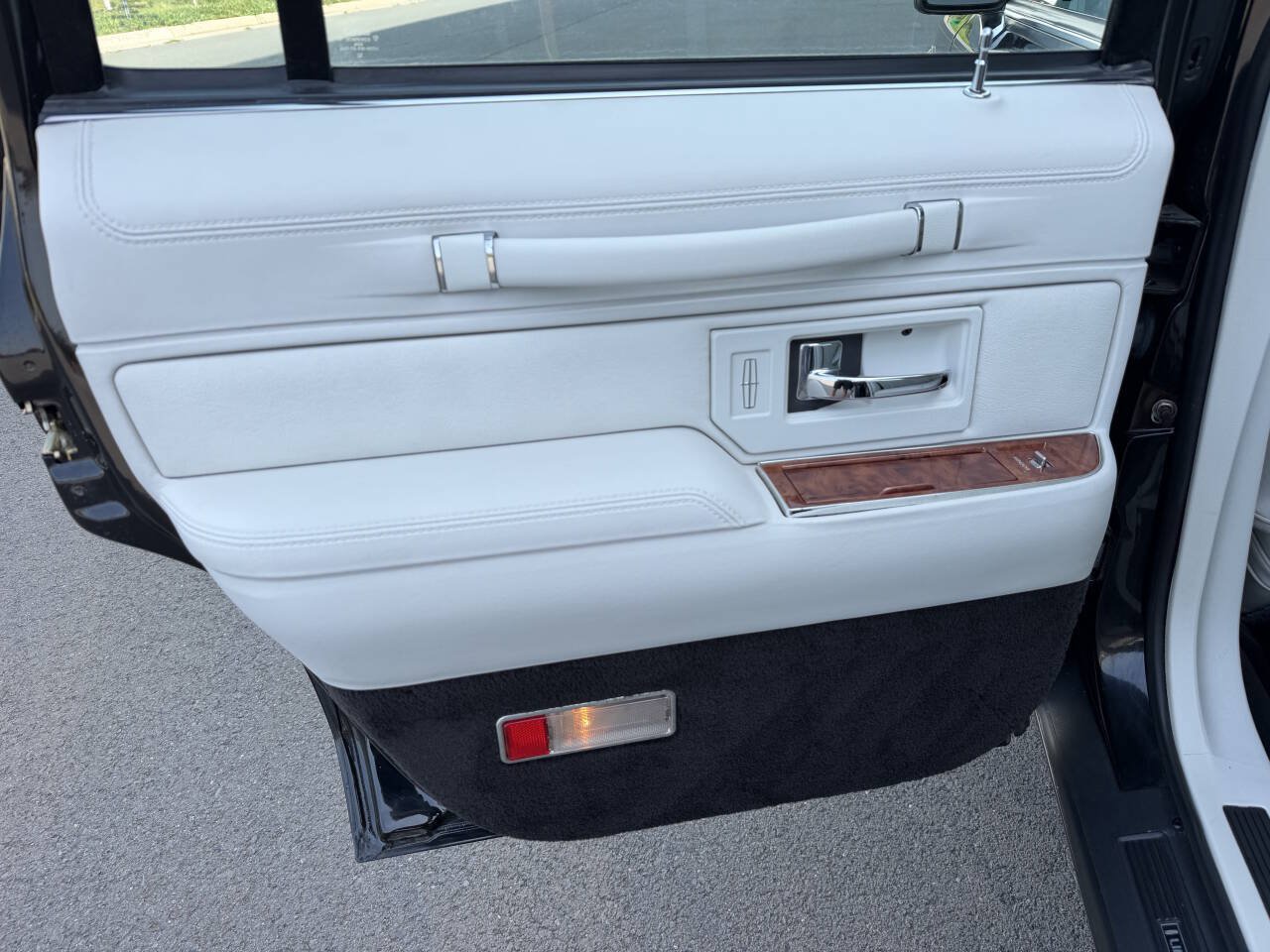 Used 1994 Lincoln Town Car Signature RWD image 28