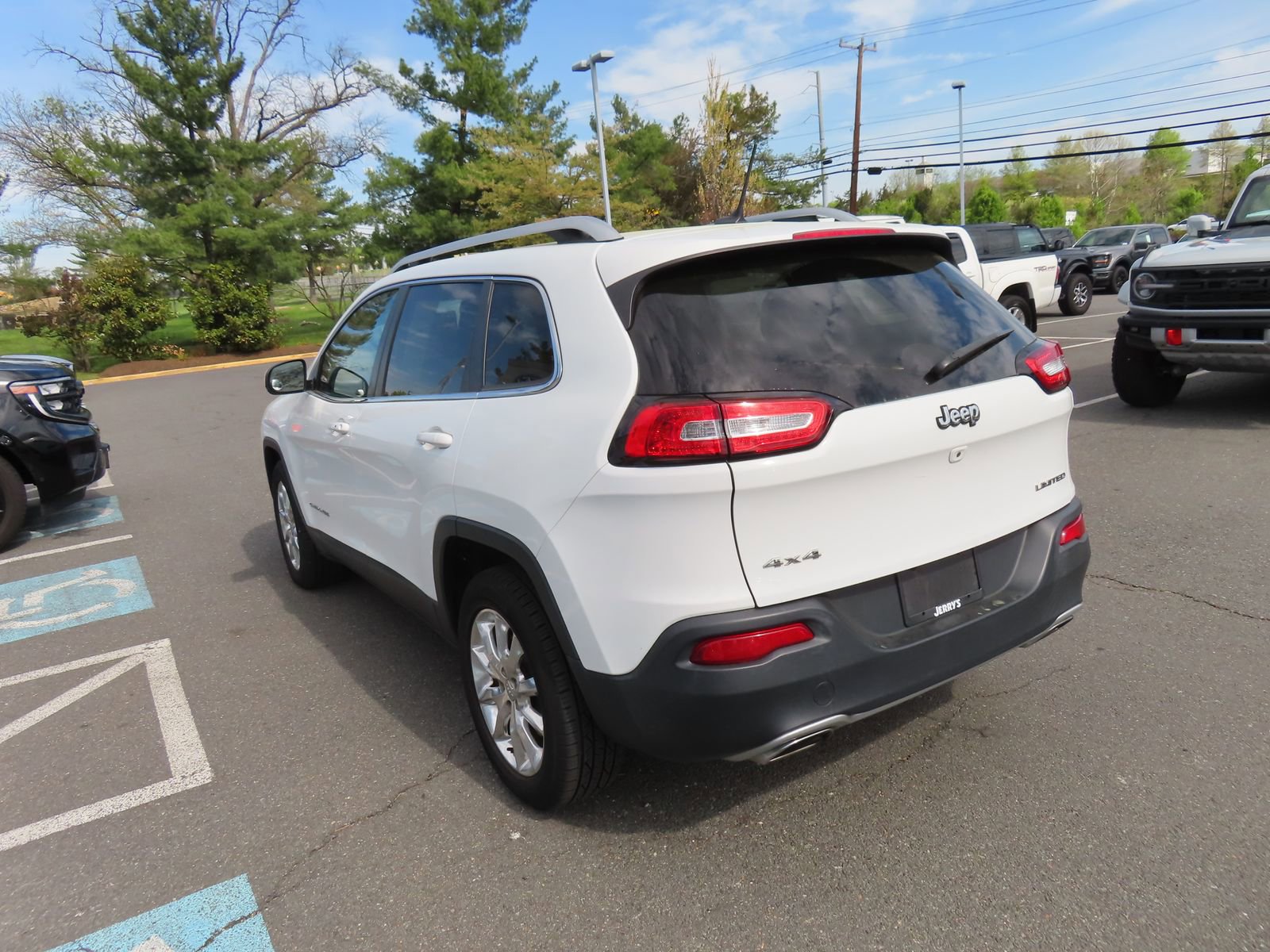 Used 2015 Jeep Cherokee Limited w/ Luxury Group image 6