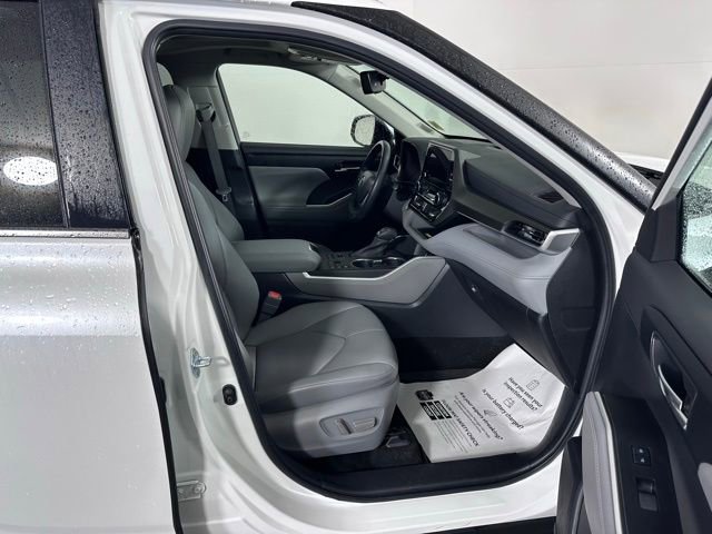 Used 2023 Toyota Highlander XLE image 10