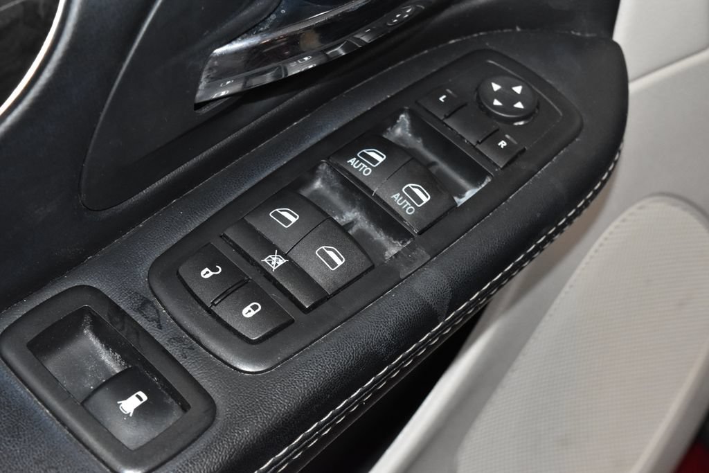 Used 2016 Chrysler Town & Country Touring FWD image 5