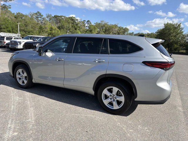 Used 2023 Toyota Highlander L image 4