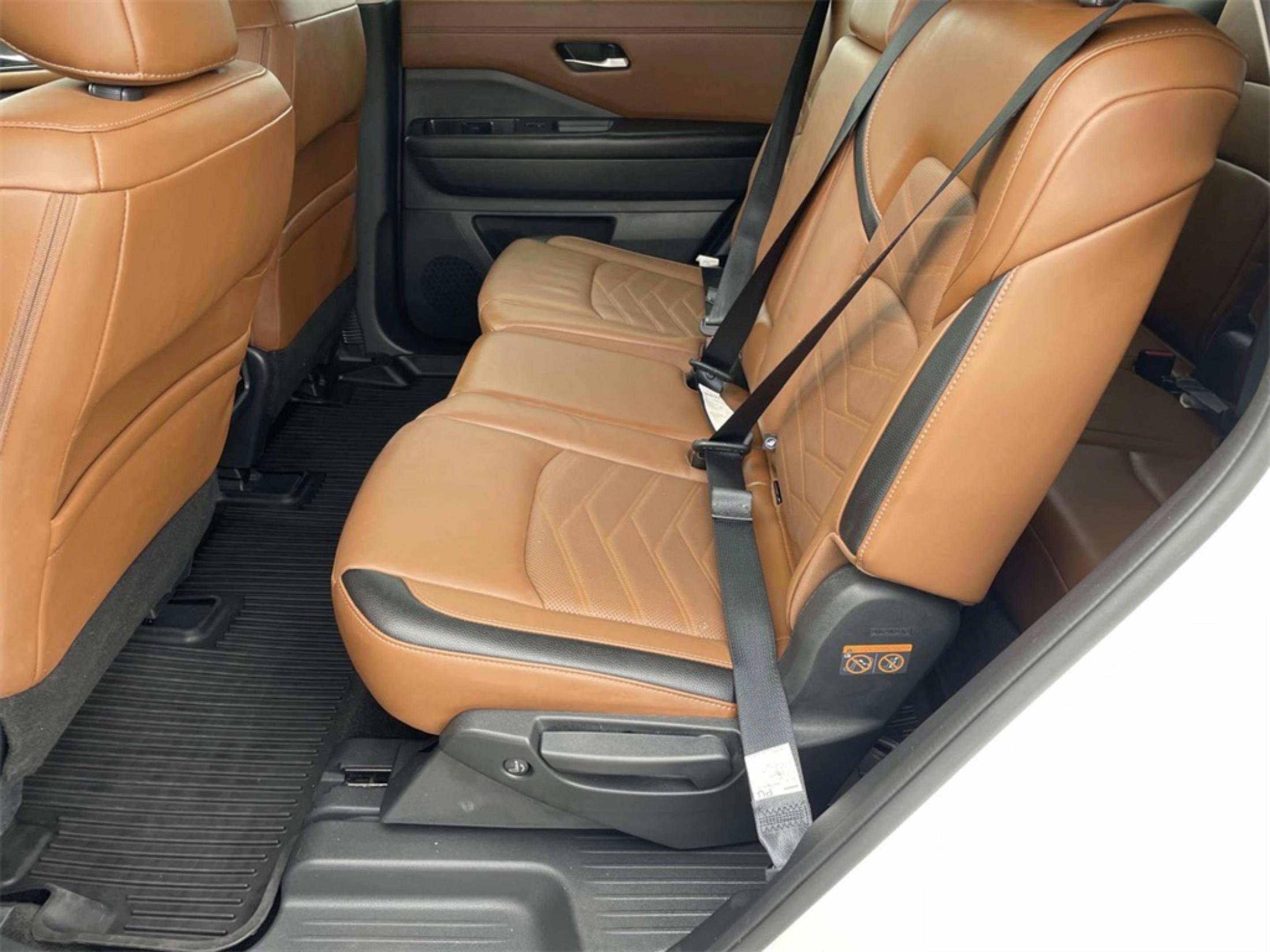 Used 2024 Nissan Pathfinder Platinum w/ Cargo Package image 12