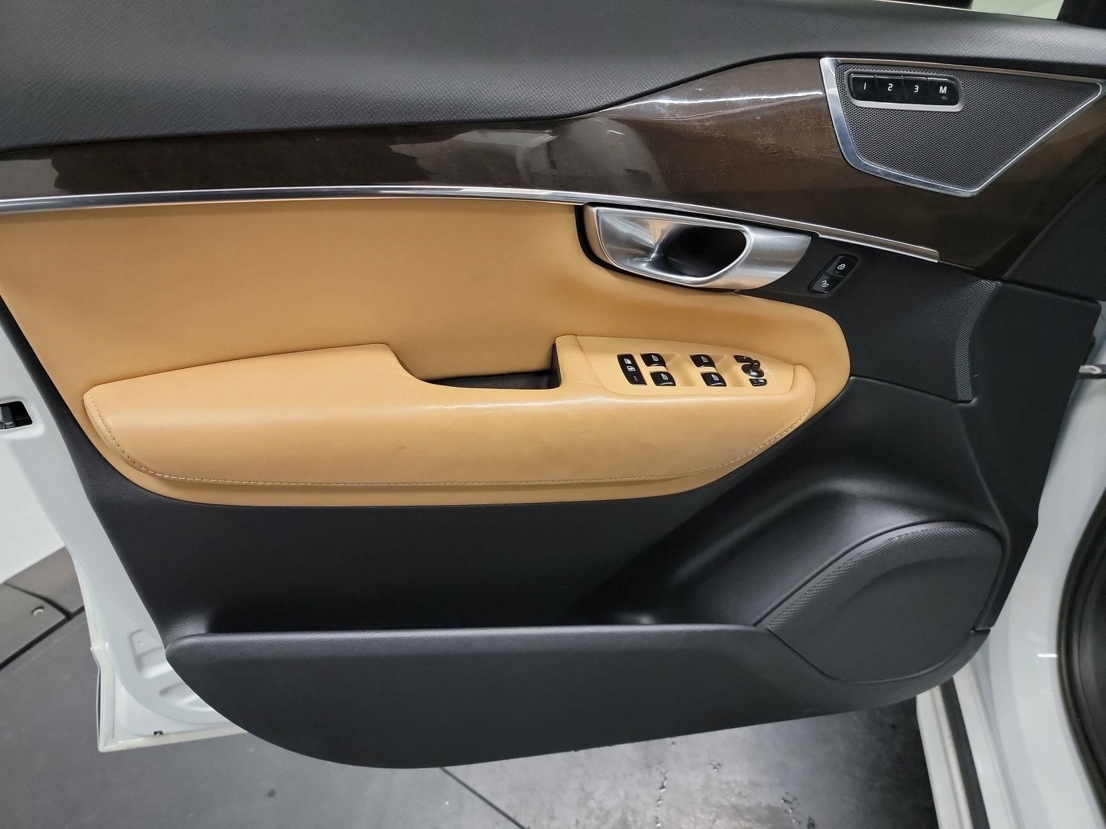 Used 2018 Volvo XC90 T6 Momentum w/ Convenience Package image 13