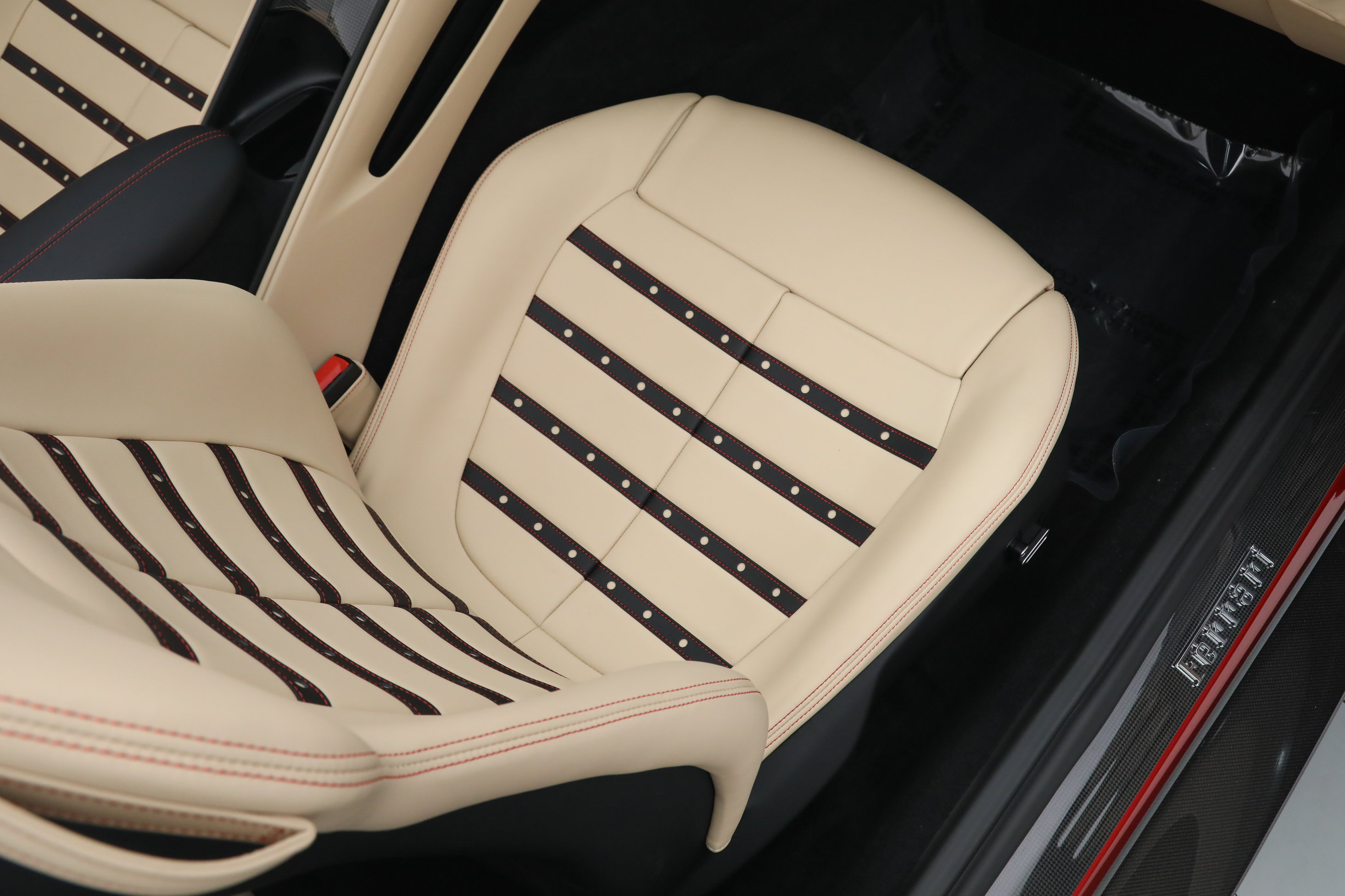 Certified 2025 Ferrari Roma Spider RWD image 27