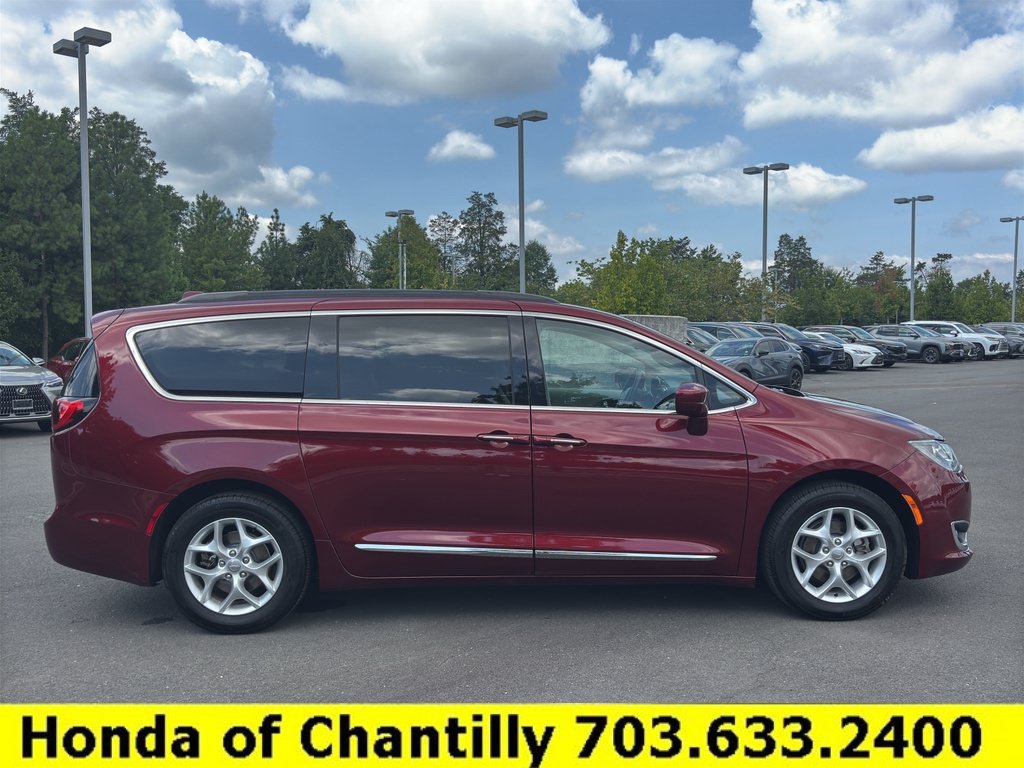 Used 2017 Chrysler Pacifica Touring-L w/ Tire & Wheel Group FWD image 8