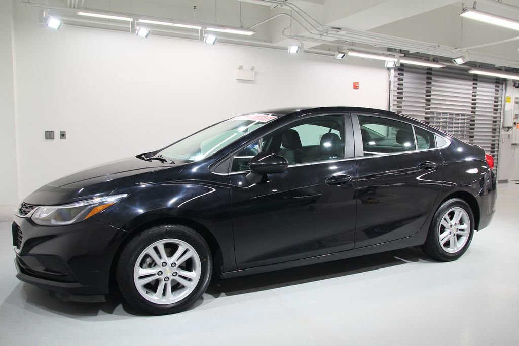 Used 2018 Chevrolet Cruze LT w/ Convenience Package FWD image 3