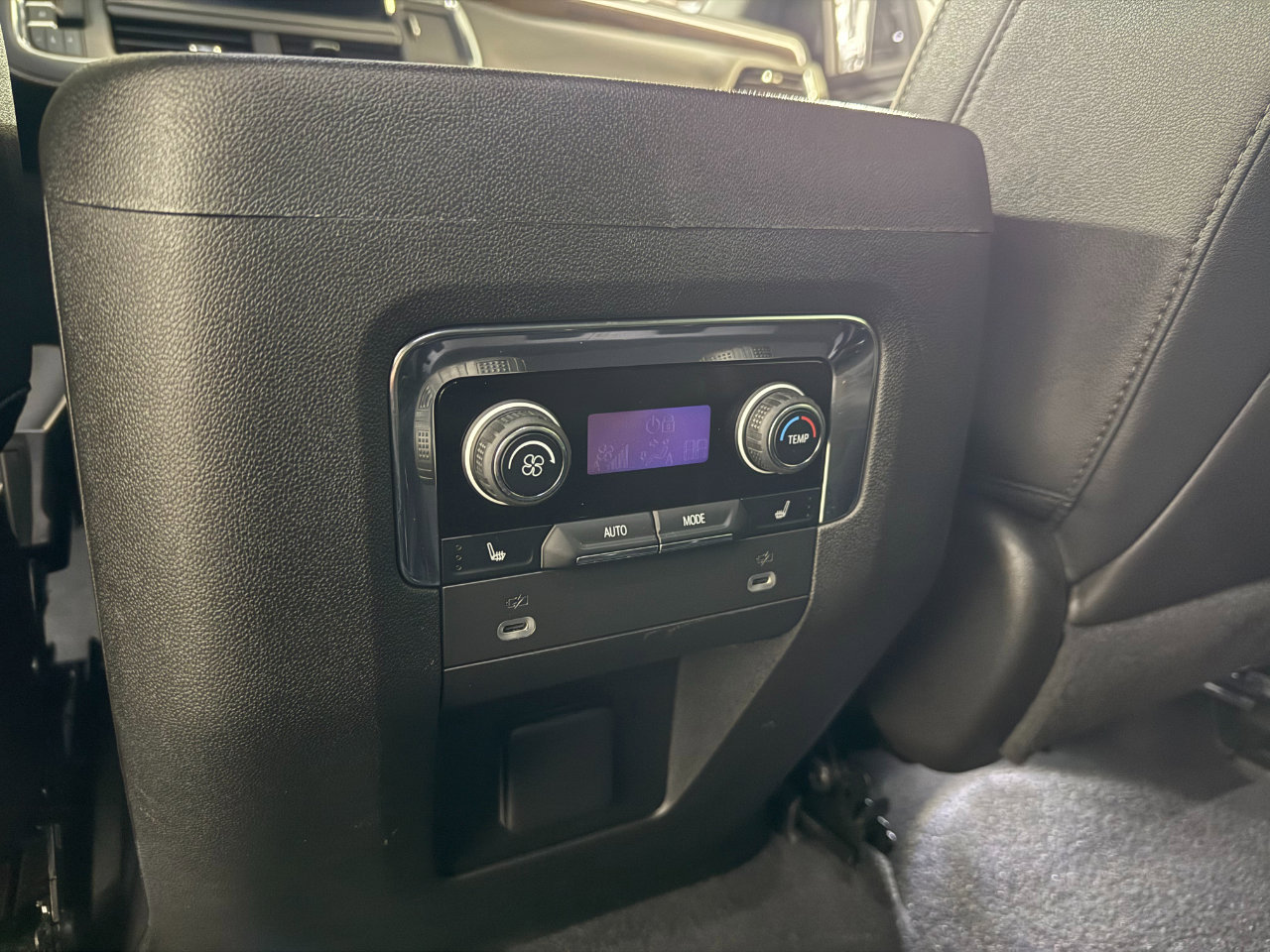 Used 2023 Chevrolet Suburban Premier image 17