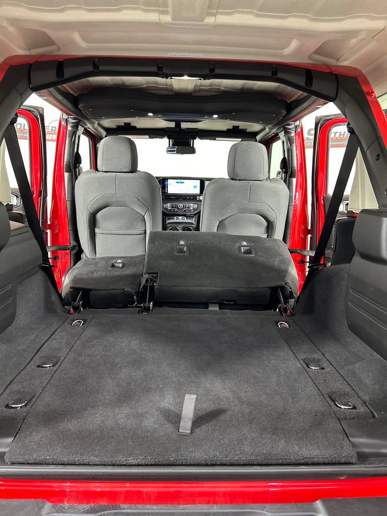 Used 2025 Jeep Wrangler Unlimited Sahara AWD/4WD image 22