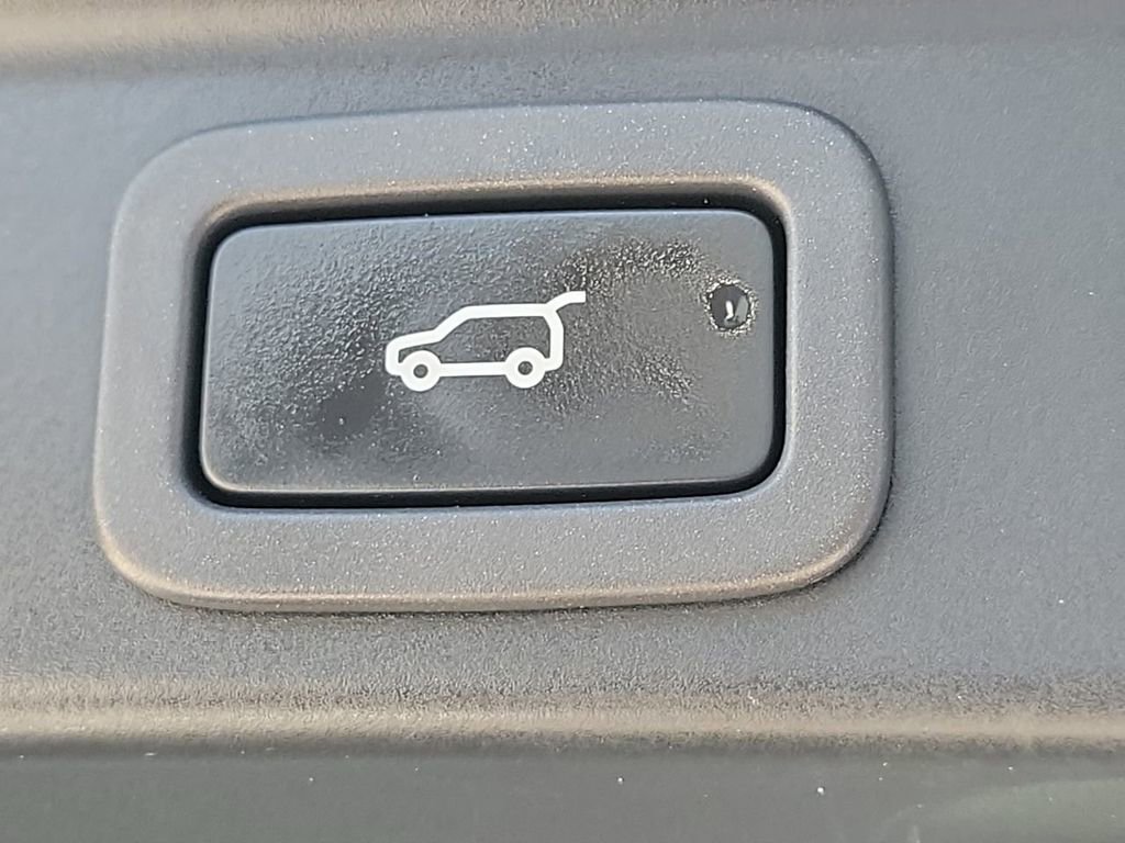 Used 2018 Jaguar F-PACE Premium image 12